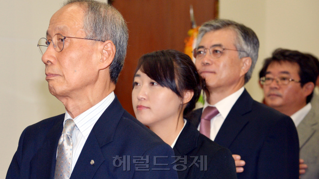 문재인 민주통합당 대선 후보는 27일 국회에서 윤여준 전 장관과 시민인 참여하는 제1차 담쟁이 캠프 1차회의를 갖고 있다. 박현구 기자phko@heralcorp.com 2012.09.27
문재인 민주통합당 대선 후보 캠프에 줄곧 새누리당과 보수정권에 몸담았다가 안철수 후보의 멘토 역할을 자임했던 윤여준(맨왼쪽) 전 환경부 장관이 합류했다. 27일 담쟁이 캠프 1차회의에서 문 후보와 윤 전 장관. 박현구 기자phko@