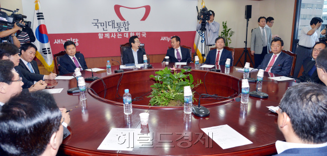 새누리당 선거대책본부(본부장 서병수)회의가 27일 당사에서 열리고 있다. 박현구 기자phko@heraldcorp.com 2012.09.27
새누리당 선거대책본부(본부장 서병수)회의가 27일 당사에서 열리고 있다. 박현구 기자phko@heraldcorp.com 2012.09.27
서병수 새누리당 선거대책본부 본부장이 27일 당사에서 회의를 주재하고 있다. 새누리당은 전날 김태호, 임태희, 안상수 등 당내 경선에 참여했던 주자들을 선대위 안으로 끌어안았다.  박현구 기자/phko@heraldcorp.com