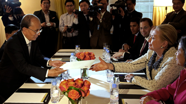 U.S. Secretary of State Hillary Clinton is handed an envelope from Myanmar’s President Thein Sein in New York on Wednesday.   AP-Yonhap News