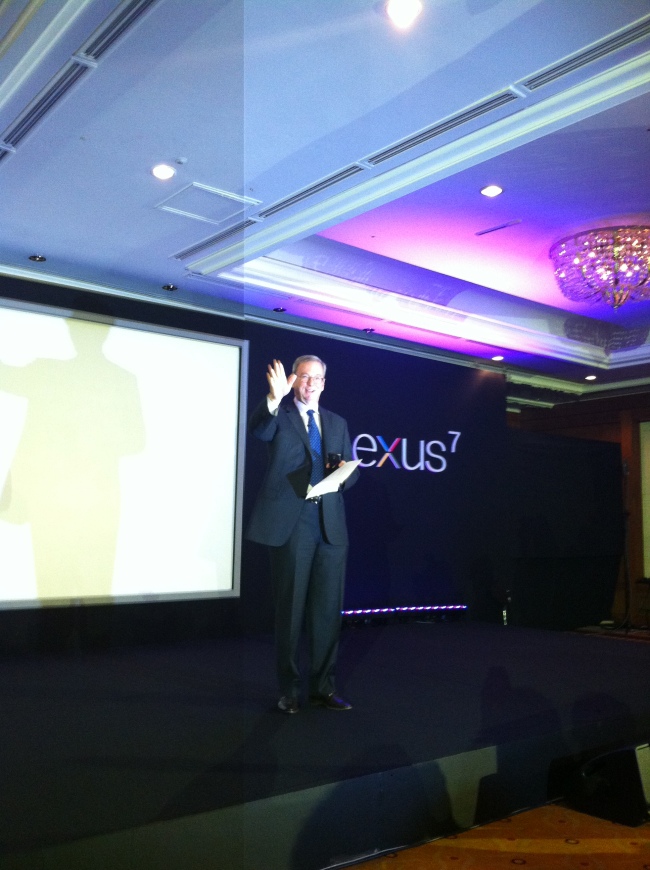 에릭 슈미트(Eric Emerson Schmidt/기업인/구글회장)
에릭슈미트 구글 CEO 그는 "특허 건과 관련해서 말할 수 있는 점은 이미 선행 기술이 상당히 많이 존재한다는 것"이라며 입장을 분명히 했다. 한편 이 날 행사에서 에릭 슈미트는 인터넷의 긍정적 효과로 ’싸이’를 언급했다.