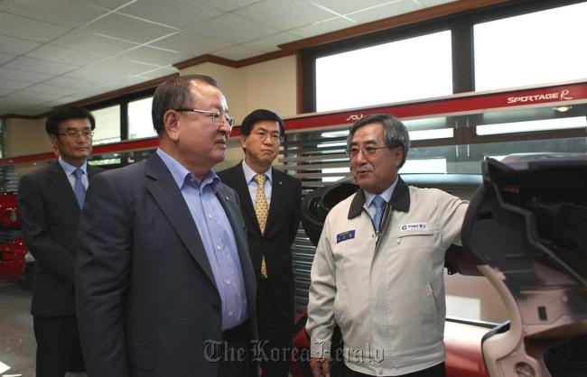 KDB Financial Group chairman Kang Man-soo (second from left) looks around the automotive parts supplier Cams in Gwangju on Tuesday.   KDB