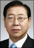 정준양(기업인/포스코회장)
이에 따라 철강수요 회복이 지연되면서 철강업계는 심각한 도전에 직면해 있다고 진단했다. 정 회장은 26일(현지시간) 멕시코 칸쿤에서 열린 ‘제2회 멕시코철강 콘퍼런스’에서 ‘세계 철강업의 도전과 기회’를 주제로 기조연설을 했다.