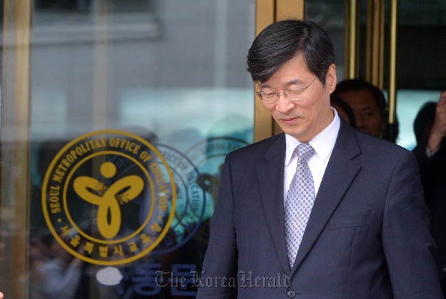 Kwak No-hyun leaves the Seoul Metropolitan Office of Education on Thursday.   Lee Sang-sub/The Korea Herald