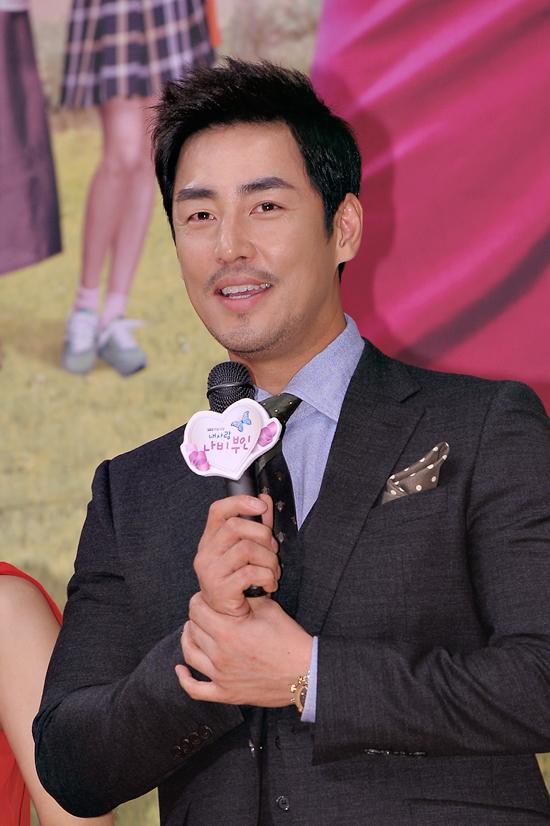 김성수(배우)
나비부인’ 김성수 “시청률 20% 넘으면, SBS 사옥 옥상에서 말춤 추겠다”