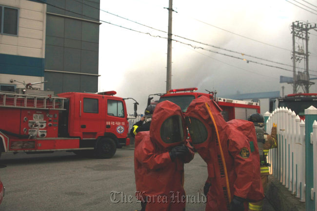 Fire fighters arrive at a chemical plant in Gumi, North Gyeongsang Province, where an explosion occurred Thursday. (Yonhap News)