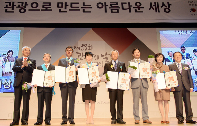 27일 오전 서울 용산구 국립중앙박물관 극장 용에서 열린 '제39회 관광의날 기념식'에서 최광식 문화체육부장관과 남상만 한국관광협회중앙회장이 산업훈장을 수상한 수상자들과 기념촬영을 하고 있다. 왼쪽부터 최광식 문화체육부장관, 손용덕 호텔롯데 대표이사(금탑산업훈장), 김영규 체스투어즈 대표이사(은탑산업훈장), 최동철 인천광역시관광협회 회장(철탑산업훈장), 강윤구 케이티비투어 상무이사(산업포장), 김승미 인세션 대표이사(산업포장), 남상만 한국관광협회중앙회장./안훈기자 rosedale@ 2012.09.27
27일 오전 서울 용산구 국립중앙박물관 극장 용에서 열린 '제39회 관광의날 기념식'에서 최광식 문화체육부장관과 남상만 한국관광협회중앙회장이 산업훈장을 수상한 수상자들과 기념촬영을 하고 있다. 왼쪽부터 최광식 문화체육부장관, 손용덕 호텔롯데 대표이사(금탑산업훈장), 김영규 체스투어즈 대표이사(은탑산업훈장), 최동철 인천광역시관광협회 회장(철탑산업훈장), 강윤구 케이티비투어 상무이사(산업포장), 김승미 인세션 대표이사(산업포장), 남상만 한국관광협회중앙회장./안훈기자 rosedale@ 2012.09.27
27일 오전 서울 용산구 국립중앙박물관 극장 용에서 열린 '제39회 관광의날 기념식'에서 최광식 문화체육부장관과 남상만 한국관광협회중앙회장이 산업훈장을 수상한 수상자들과 기념촬영을 하고 있다. 왼쪽부터 최광식 문화체육부장관, 손용덕 호텔롯데 대표이사(금탑산업훈장), 김영규 체스투어즈 대표이사(은탑산업훈장), 최동철 인천광역시관광협회 회장(철탑산업훈장), 강윤구 케이티비투어 상무이사(산업포장), 김승미 인세션 대표이사(산업포장), 남상만 한국관광협회중앙회장./안훈기자 rosedale@ 2012.09.27