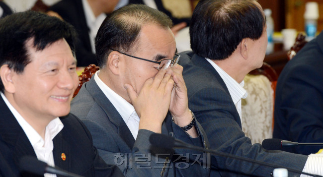 28일 중앙청사에서 열린 국가정책조정회의. 박재완 기획재정부장관이 핀곤한듯 눈을 부비고 있다.<br />정희조 기자/checho@heraldm.com 120928
28일 중앙청사에서 열린 국가정책조정회의. 박재완 기획재정부장관이 핀곤한듯 눈을 부비고 있다.
정희조 기자/checho@heraldm.com 120928