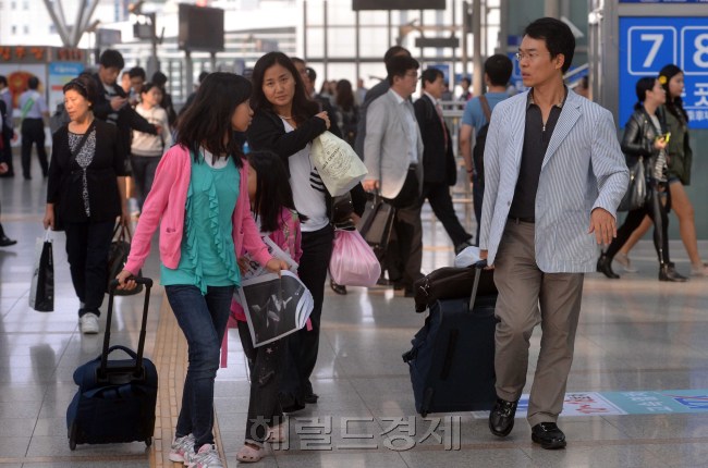 추석연휴를 하루 앞둔 28일 오전 서울역에서 많은사람들이 기차를 이용하여 고향으로 향하고 있다.<br />이상섭 기자. babtong@heraldcorp.com 2012.09.27
추석연휴를 하루 앞둔 28일 오전 서울역에서 많은사람들이 기차를 이용하여 고향으로 향하고 있다.
이상섭 기자. babtong@heraldcorp.com 2012.09.27