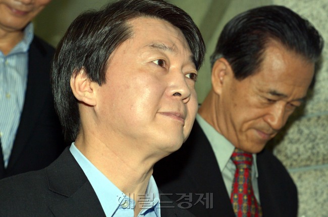 안철수 대선 후보가 28일 서울 서초동 외교센타에서 정책네트워크 내일 통일외교 포럼을 열고 있다. 박현구 기자phko@heraldcorp.com
추석을 앞두고 잇따라 제기되는 도덕성 문제가 안철수 무소속 대선후보의 가장 큰 숙제다. 안 후보는 28일 서울 외교센터에서 열린 통일외교포럼에 참석했다.