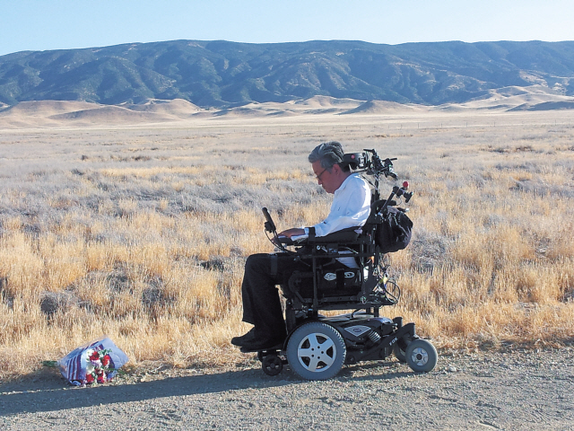 Professor Lee Sang-mook pays respects to the student who died in a 2006 accident at the location of the incident in Death Valley in California during his 12,000 km trek across the U.S. from June 27 to July 30. (Seoul National University)