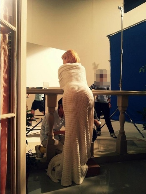 가인(손가인/가수/브라운 아이드 걸스)
최근 한 온라인 커뮤니티 게시판에는 ‘가인 무보정, 이 정도일줄이야 완전’이라는 제목과 함께 사진이 게재됐다. 공개된 사진에는 촬영장에서 두툼한 베이지색 숄로 몸 전체를 감싸고 있는 가인의 모습이 담겨있다.