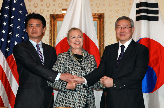 U.S. Secretary of State Hillary Rodham Clinton, center, Japanese Foreign Minister, Koichiro Gemba and Korean Foreign Minister Kim Sung-hwan, right, pose for photographers while attending a meeting in New York, on Friday. (AP-Yonhap)