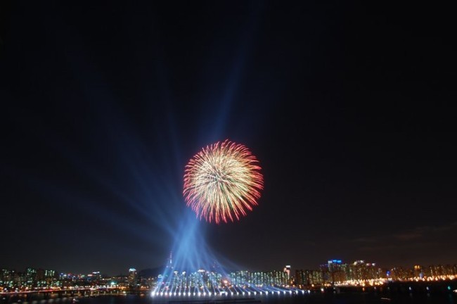 6일 7시30분부터 한강시민공원에서 세계불꽃축제가 열릴 예정이다.