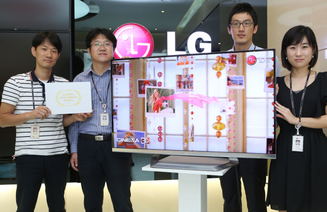 LG전자 TV가 2일 SEAD 글로벌 어워드에서 ‘대형(Large) TV’ 및 ‘미래기술(Emerging Technology)’ 부문 최고 에너지 효율 제품으로 선정됐다. LG전자 TV연구소 연구원들이 평택 디지털파크에서 대형TV 부문 최고 에너지 효율 제품으로 선정된 ‘47LM670S 모델’을 소개하고 있다. [사진제공=LG전자]