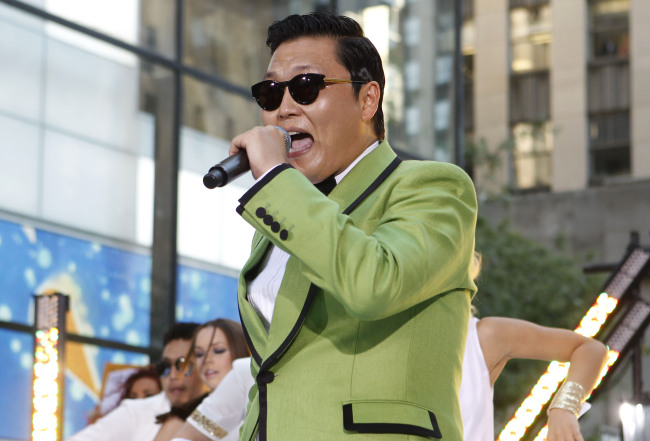 South Korean rapper Psy performs his massive K-pop hit "Gangnam Style" live on NBC's "Today" show, Friday, Sept. 14, 2012, in New York. (AP-Yonhap News)