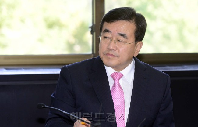 이대영 서울시 교육감 권한대행이 2일 오전 서울시교육청 본관에서 10월 서울교육협의회에 참석해 참석자들의 보고를 청취하고 있다. 박해묵 기자/mook@heraldcorp.com