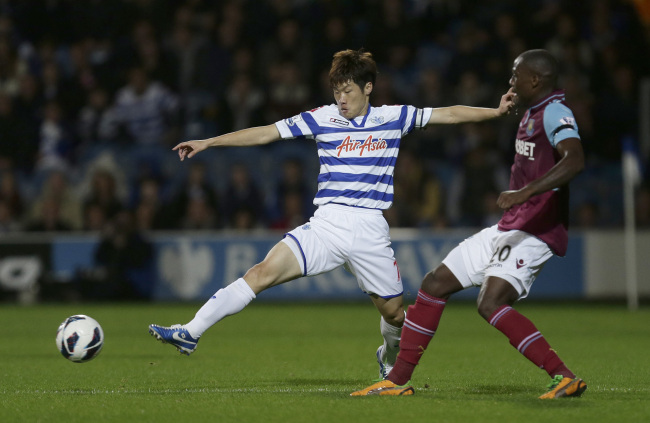 박지성(축구선수/퀸즈 파크 레인저스FC/MF)
QPR’s Park Ji-sung (left) and West Ham United’s Guy Demel challenge for the ball on Monday.   AP-Yonhap News