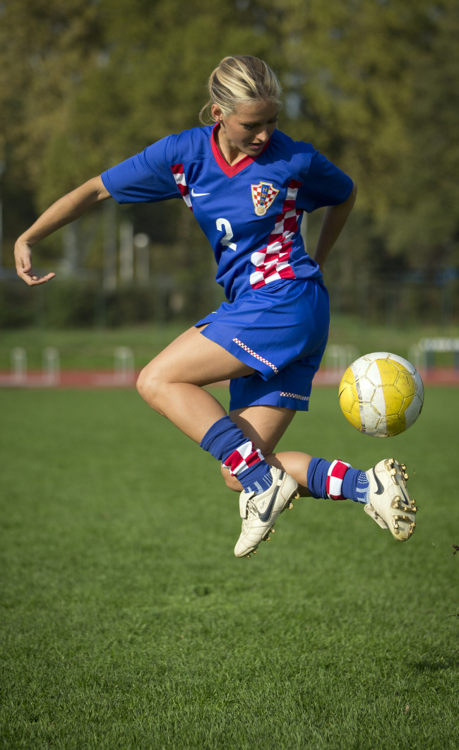 Tihana Nemcic, a soccer coach, practices with a ball in Zagreb, Croatia, Monday.    AP-Yonhap News