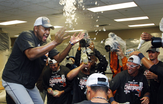 Detroit Tigers closer Jose Valverde (left) celebrates with teammates after clinching the AL Central title.   AP-Yonhap News
