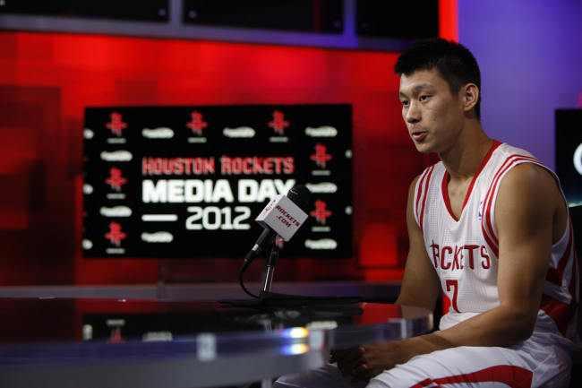 <YONHAP PHOTO-0572> (121002) -- HOUSTON, Oct. 2, 2012 (Xinhua) -- Jeremy Lin of Hoston Rockets speaks to reporters during the NBA media day for the Houston Rockets in Houston, the United States, Oct. 1, 2012. (Xinhua/Song Qiong) (jyc)/2012-10-02 11:15:17/ <저작권자 ⓒ 1980-2012 ㈜연합뉴스. 무단 전재 재배포 금지.>
Jeremy Lin of the Hoston Rockets speaks to reporters on Monday.
Xinhua-Yonhap News