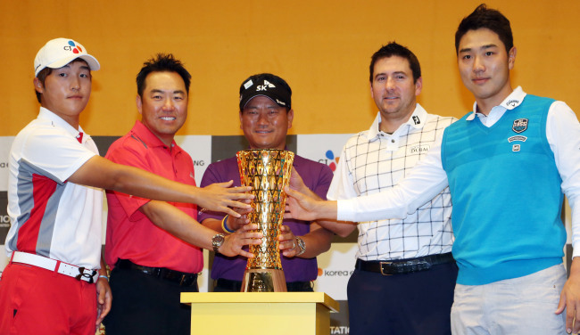 Lee Kyung-hoon (from left), Charlie Wi, Choi Kyung-ju, Ben Curtis and Bae Sang-moon take part in a news conference in Seoul on Tuesday.   Yonhap News