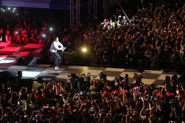 International sensation Psy performs at Seowon University in Cheongju, North Chungcheon Province, on Sept. 26 for the school’s annual festival.  Park Hae-mook/The Korea Herald