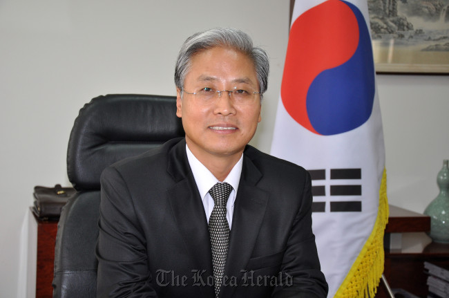 김병기(외무공무원/주레바논대사관)
As a Korean ambassador to Lebanon, I have witnessed tremendous potential for the two countries to shore up a win-win economic and trade partnership. Lebanon has a stable and prosperous economy based on its solid services sector and regional networks. Meanwhile, Korea has top-quality goods and cutting-edge technology with competitive prices. The partnership between the two economies will render a great increase in the welfare of both peoples without harming each others’ key industries. Closer economic collaboration between Korean goods and the Lebanese services sector networks will help the two countries expedite new and bigger markets. This is something the two governments, together with their business sectors, need to explore as urgently as possible.