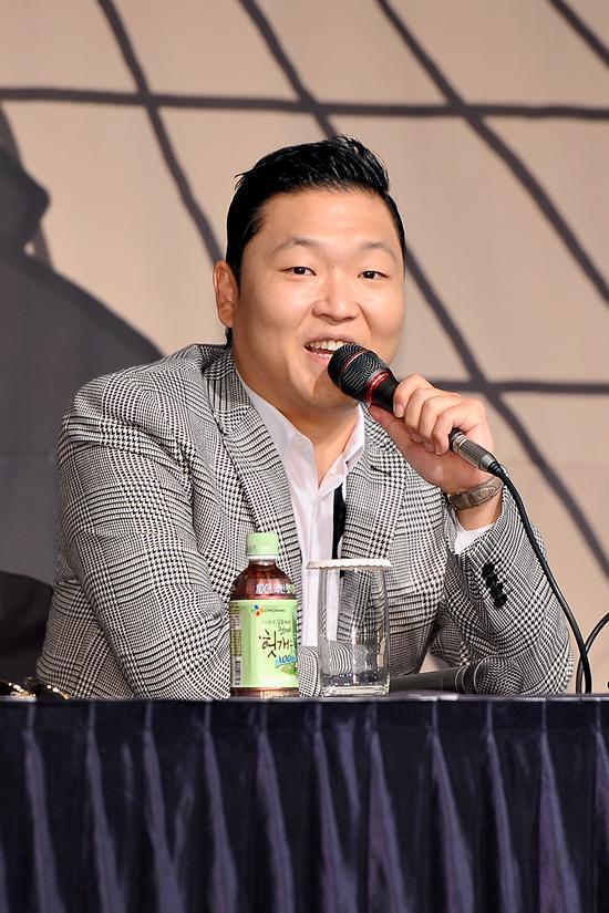 싸이(박재상/가수/음악PD)
가수 싸이의 ‘라잇 나우(Right Now)’가 ‘19금’ 딱지를 뗄 수 있을까. 여성가족부의 청소년유해매체물 해제 검토가 진행될 예정이다. 여성가족부는 2일 “더 이상 청소년에게 유해하지 않다고 판단되는 곡들에 대해 청소년유해매체물 결정을 취소하는 방안을 추진 중”이라며 “싸이의 ‘라잇 나우’도 검토 대상에 포함됐다”고 밝혔다.
