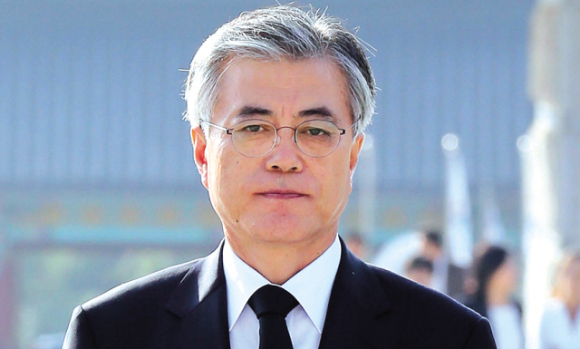 문재인(국회의원/민주통합당)
The presidential race tightened after the Chuseok holidays as the ruling Saenuri Party’s nominee Park Geun-hye boosted her approval rating, closing the gap with Ahn Cheol-soo, who struggled to quell controversy over tax dodging and plagiarism allegations