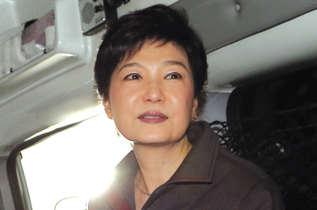 박근혜(국회의원/새누리당)
The presidential race tightened after the Chuseok holidays as the ruling Saenuri Party’s nominee Park Geun-hye boosted her approval rating, closing the gap with Ahn Cheol-soo, who struggled to quell controversy over tax dodging and plagiarism allegations