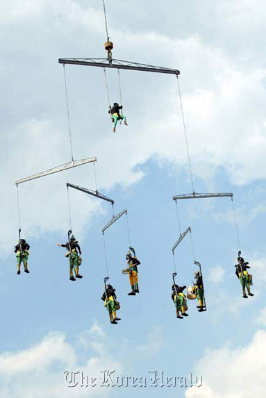 “Seoul Fantasia” by French performance group Transe Express.   Seoul Metropolitan Government