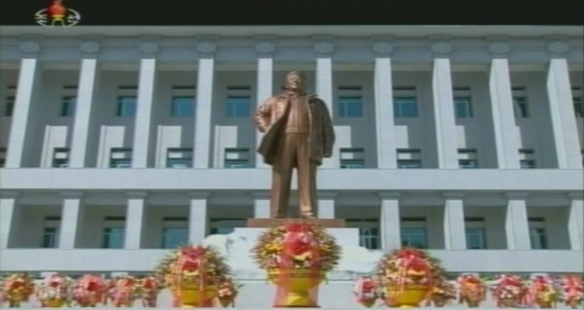 The North’s Korean Central TV on Tuesday shows a new statue of Kim Jong-il erected in front of the State Security Department headquarters in Pyongyang.   Yonhap News