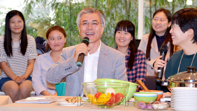 민주통합당 문재인 대선 후보는 3일 서교동의 한 카페에서 온라인 여성모임 회원들과 만나고 있다.`문재인과의 가을 데이트 "女心, 文心"'이라는 제하의 이번 간담회는 명절 기간 집안일로 고생한 여성들의 고충과 애환을 들으면서 여성 유권자들의 지친 마음을 치유하고 표심을 잡겠다는 `힐링행보'의 의미도 담고 있다. 박현구 기자phko@heraldcorp.com.com
민주통합당 문재인 대선 후보는 3일 서교동의 한 카페에서 온라인 여성모임 회원들과 만나고 있다.`문재인과의 가을 데이트 "女心, 文心"'이라는 제하의 이번 간담회는 명절 기간 집안일로 고생한 여성들의 고충과 애환을 들으면서 여성 유권자들의 지친 마음을 치유하고 표심을 잡겠다는 `힐링행보'의 의미도 담고 있다. 박현구 기자phko@heraldcorp.com.com