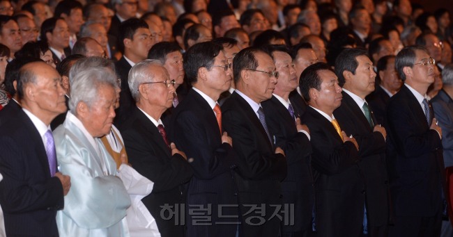 개천절인 3일 오전 세종문화회관 대극장에서 김황식 국무총리 및 각계 주요인사 약 3,000여명이 참석한 가운데 제 4344주년 개천절 경축행사가 열렸다.<br />이상섭 기자. babtong@heraldcorp.com 2012.10.03
개천절인 3일 오전 세종문화회관 대극장에서 김황식 국무총리 및 각계 주요인사 약 3,000여명이 참석한 가운데 제 4344주년 개천절 경축행사가 열렸다.
이상섭 기자. babtong@heraldcorp.com 2012.10.03
