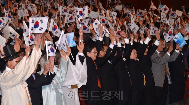 개천절인 3일 오전 세종문화회관 대극장에서 김황식 국무총리 및 각계 주요인사 약 3,000여명이 참석한 가운데 제 4344주년 개천절 경축행사가 열렸다. 참석자들이 만세 삼창을 하고 있다.<br />이상섭 기자. babtong@heraldcorp.com 2012.10.03
개천절인 3일 오전 세종문화회관 대극장에서 김황식 국무총리 및 각계 주요인사 약 3,000여명이 참석한 가운데 제 4344주년 개천절 경축행사가 열렸다. 참석자들이 만세 삼창을 하고 있다.
이상섭 기자. babtong@heraldcorp.com 2012.10.03