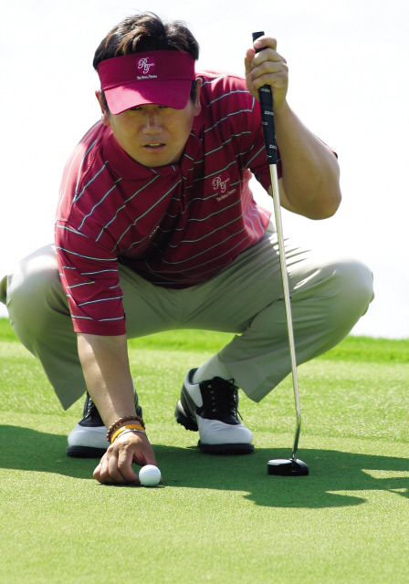 Korean ace Yang Yong-eun studies a critical putt.
Entertainment Group (Asia) Ltd.