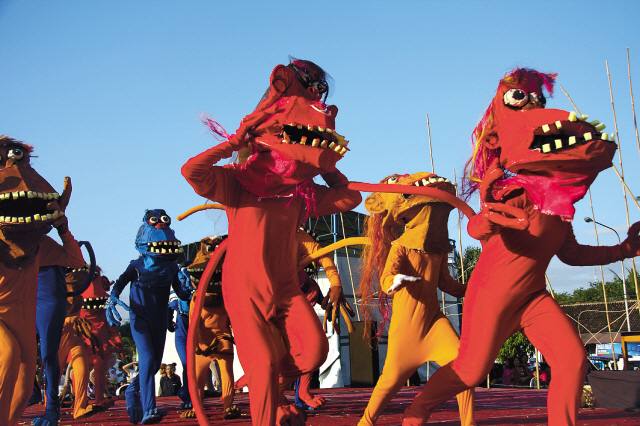 “Human and Puppet Project” by Australian performance group Snuff Puppets (Seoul Metropolitan Government)