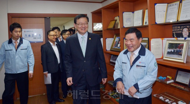 홍석우 지식경제부 장관은 4일 오전 서울 금천구 가산동 성호전자를 방문해 일자리 창출과 내수 활성화를 위한 현장 간담회를 갖고 직원들을 격려하고 있다.<br />김명섭 기자 msiron@heraldcorp.com
홍석우 지식경제부 장관은 4일 오전 서울 금천구 가산동 성호전자를 방문해 일자리 창출과 내수 활성화를 위한 현장 간담회를 갖고 직원들을 격려하고 있다.
김명섭 기자 msiron@heraldcorp.com
홍석우 지식경제부 장관은 4일 오전 서울 금천구 가산동 성호전자를 방문해 일자리 창출과 내수 활성화를 위한 현장 간담회를 갖고 직원들을 격려하고 있다.
김명섭 기자 msiron@heraldcorp.com
