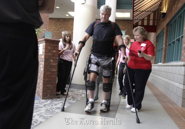 With guidance from physical therapists Nancy Hicks (right) and Nicolle Lang (directly behind), David Ayscue, 56, wears a robotic exoskeleton to help him walk at WakeMed Rehab in Raleigh, North Carolina, on Sept. 27.
Raleigh News & Observer/MCT