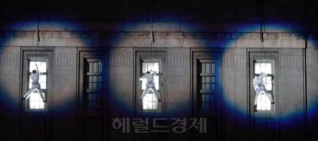 3일 저녁 서울시청 구청사 벽면에서 하이서울페스티벌의 일환으로 LED의상을 입은 배우들이 11m상공에서 펼치는 프로젝트 날다의 '빛, 날다'공연이 펼쳐졌다. <br />이상섭 기자. babtong@heraldcorp.com 2012.10.03
3일 저녁 서울시청 구청사 벽면에서 하이서울페스티벌의 일환으로 LED의상을 입은 배우들이 11m상공에서 펼치는 프로젝트 날다의 '빛, 날다'공연이 펼쳐졌다.
이상섭 기자. babtong@heraldcorp.com 2012.10.03
3일 저녁 서울시청 구청사 벽면에서 하이서울페스티벌의 일환으로 LED의상을 입은 배우들이 11m상공에서 펼치는 프로젝트 날다의 '빛, 날다'공연이 펼쳐졌다.
이상섭 기자. babtong@heraldcorp.com 2012.10.03