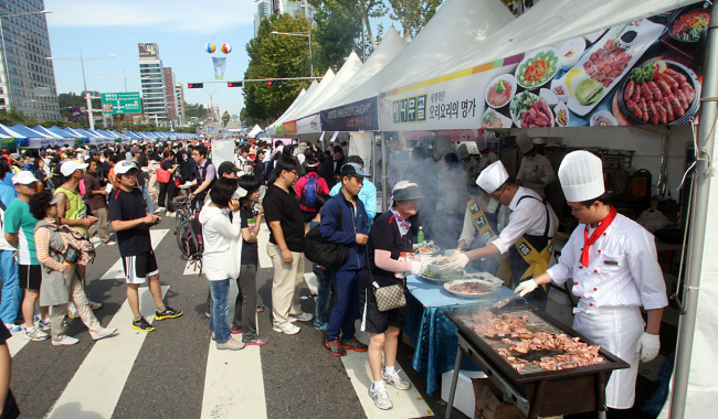 <YONHAP PHOTO-1026> 강남 명장쉐프 음식 맛보기 (서울=연합뉴스) 3일 오전 코엑스 앞에서 ‘강남 명장쉐프 음식 맛보기’ 행사가 열리고 있다. 강남구는 이날 행사에서 강남을 대표하는 명품 음식 6선을 2,000원의 착한 가격에 선보였다. 2012.10.3 << 강남구 >> photo@yna.co.kr/2012-10-03 17:35:05/ <저작권자 ⓒ 1980-2012 ㈜연합뉴스. 무단 전재 재배포 금지.>
<YONHAP PHOTO-1026> 강남 명장쉐프 음식 맛보기 (서울=연합뉴스) 3일 오전 코엑스 앞에서 ‘강남 명장쉐프 음식 맛보기’ 행사가 열리고 있다. 강남구는 이날 행사에서 강남을 대표하는 명품 음식 6선을 2,000원의 착한 가격에 선보였다. 2012.10.3 << 강남구 >> photo@yna.co.kr/2012-10-03 17:35:05/ <저작권자 ⓒ 1980-2012 ㈜연합뉴스. 무단 전재 재배포 금지.>
<YONHAP PHOTO-1026> 강남 명장쉐프 음식 맛보기 (서울=연합뉴스) 3일 오전 코엑스 앞에서 ‘강남 명장쉐프 음식 맛보기’ 행사가 열리고 있다. 강남구는 이날 행사에서 강남을 대표하는 명품 음식 6선을 2,000원의 착한 가격에 선보였다. 2012.10.3 << 강남구 >> photo@yna.co.kr/2012-10-03 17:35:05/ <저작권자 ⓒ 1980-2012 ㈜연합뉴스. 무단 전재 재배포 금지.>