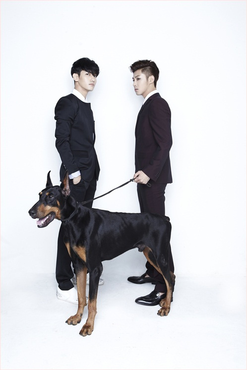 동방신기(가수/남성그룹)
남성그룹 동방신기가 1년 8개월이라는 공백을 깨고 컴백했다. “초심을 잃지 않겠다”는 마음에는 변함이 없고, “좀 더 대중적으로 다가가고 싶다”는 새로운 각오가 더 얹어졌다. 비주얼만 아니라 강렬한 무대 퍼포먼스와 흔들림 없는 가창력까지 겸비한 이들이 플러스알파, ‘대중성’까지 보완했다면 그야말로 어느 하나 빠지지 않는 막강한 그룹의 등장이다