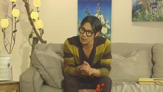 하하(하동훈/가수)
가수 겸 방송인 하하의 기상천외한 술버릇이 폭로됐다. 가수 타우는 최근 진행된 OBS ‘청춘아’에 출연해 하하의 술버릇과 관련 “남자에게 뽀뽀를 한다”고 말해 주위를 깜짝 놀라게 만들었다. 타우의 폭로에 하하는 “술을 마시고 마지막으로 가는 장소가 녹음실이다. 타우와 이상이 녹음하는 모습을 멀리서 지켜보고 있다가 기습적으로 들어가 뽀뽀를 한다