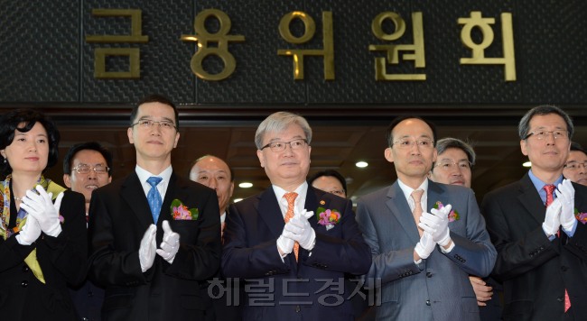 4일 오전 김석동 금융위원회 위원장이 참석한 가운데 한국프레스센터로 이사한 금융위원회의 현판식이 열렸다. 금융위는 그동안 서울 여의도 금융감독원 빌딩에 입주해 있었으며 이번에 한국프레스센터로 이사해 4, 5, 6, 7층 등 총 4개 층을 사용하게 됐다.<br />이상섭 기자. babtong@heraldcorp.com 2012.10.04
4일 오전 김석동 금융위원회 위원장이 참석한 가운데 한국프레스센터로 이사한 금융위원회의 현판식이 열렸다. 금융위는 그동안 서울 여의도 금융감독원 빌딩에 입주해 있었으며 이번에 한국프레스센터로 이사해 4, 5, 6, 7층 등 총 4개 층을 사용하게 됐다.
이상섭 기자. babtong@heraldcorp.com 2012.10.04