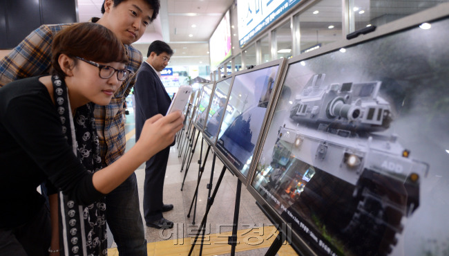 4일 오전 서울 용산역에서 방위사업청이 대한민국 국군의 무기체계 사진전을 열고 시민들에게 우리 군의 국방력 성장을 알리고 있다./ 안훈기자 rosedale@ 2012.10.04
4일 오전 서울 용산역에서 방위사업청이 대한민국 국군의 무기체계 사진전을 열고 시민들에게 우리 군의 국방력 성장을 알리고 있다./ 안훈기자 rosedale@ 2012.10.04