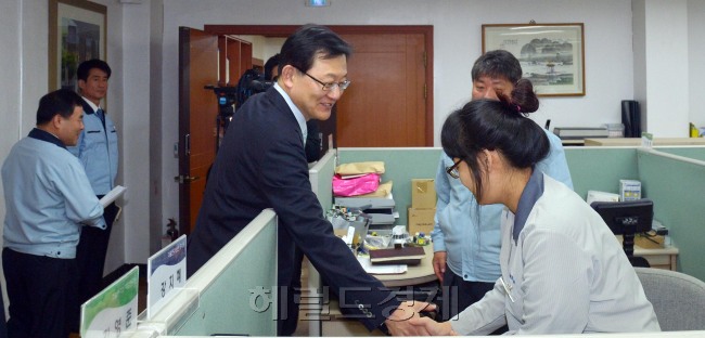 홍석우 지식경제부 장관은 4일 오전 서울 금천구 가산동 성호전자를 방문해 일자리 창출과 내수 활성화를 위한 현장 간담회를 갖고 직원들을 격려하고 있다.<br />김명섭 기자 msiron@heraldcorp.com
홍석우 지식경제부 장관은 4일 오전 서울 금천구 가산동 성호전자를 방문해 일자리 창출과 내수 활성화를 위한 현장 간담회를 갖고 직원들을 격려하고 있다.
김명섭 기자 msiron@heraldcorp.com