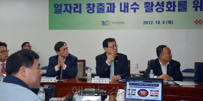 홍석우 지식경제부 장관은 4일 오전 서울 금천구 가산동 성호전자를 방문해 일자리 창출과 내수 활성화를 위한 현장 간담회를 갖고 있다.<br />김명섭 기자 msiron@heraldcorp.com
홍석우 지식경제부 장관은 4일 오전 서울 금천구 가산동 성호전자를 방문해 일자리 창출과 내수 활성화를 위한 현장 간담회를 갖고 있다.
김명섭 기자 msiron@heraldcorp.com