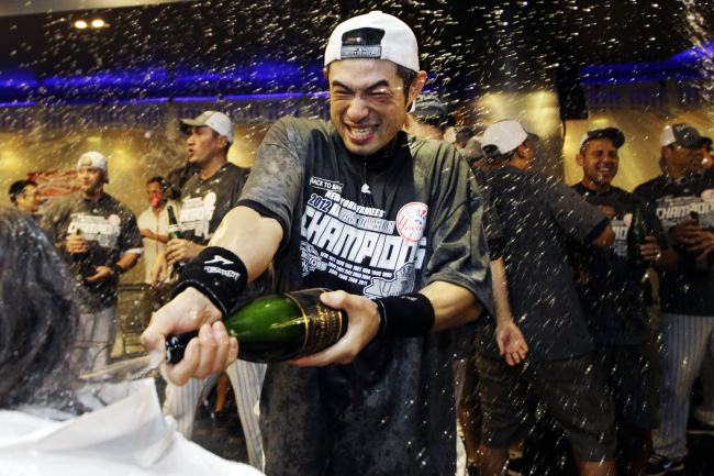 스즈키 이치로(Ichiro Suzuki/야구선수)
New York Yankees outfielder Ichiro Suzuki celebrates the team’s AL East title on Wednesday.   AP-Yonhap News