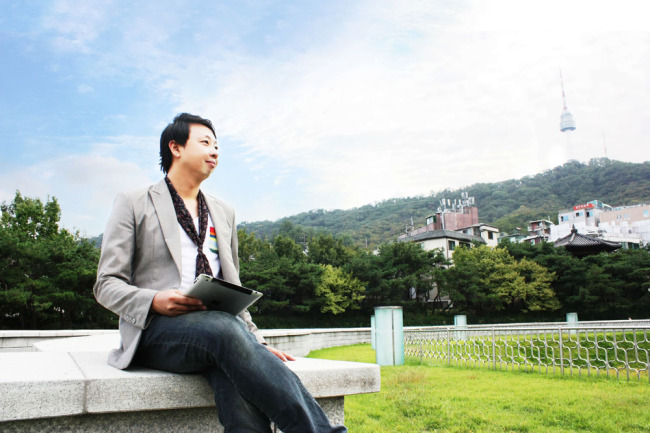 이계익(기업인)
“3년 안에 소셜데이팅 ‘마음씨(maumsee)를 페이스북과 같은 글로벌 소셜네트워크서비스(SNS)로 키우겠다”
지난 8월 31일 소셜데이팅 서비스 ’마음씨’를 출시한 이계익 드림빈 컴퍼니 대표(29ㆍ사진)는 “출시 한 달도 안 돼 회원 수가 3000명에 달한다, 동종업계 대비 5배 이상 빠르게 성장하고 있다”며 자신감을 보였다.