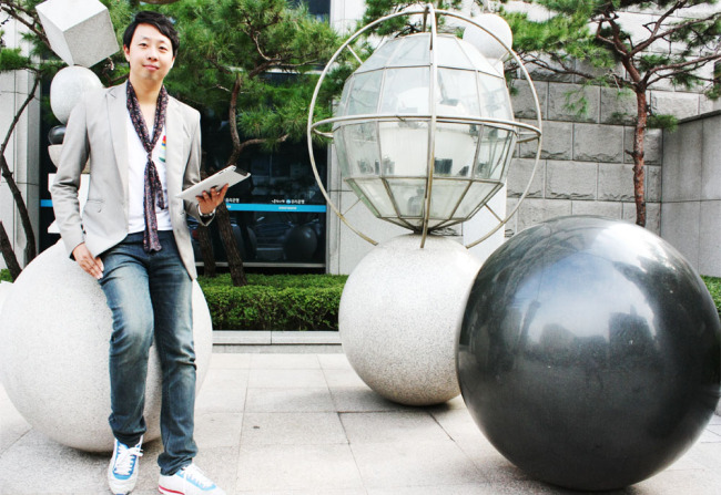 이계익(기업인)
“3년 안에 소셜데이팅 ‘마음씨(maumsee)를 페이스북과 같은 글로벌 소셜네트워크서비스(SNS)로 키우겠다”
지난 8월 31일 소셜데이팅 서비스 ’마음씨’를 출시한 이계익 드림빈 컴퍼니 대표(29ㆍ사진)는 “출시 한 달도 안 돼 회원 수가 3000명에 달한다, 동종업계 대비 5배 이상 빠르게 성장하고 있다”며 자신감을 보였다.